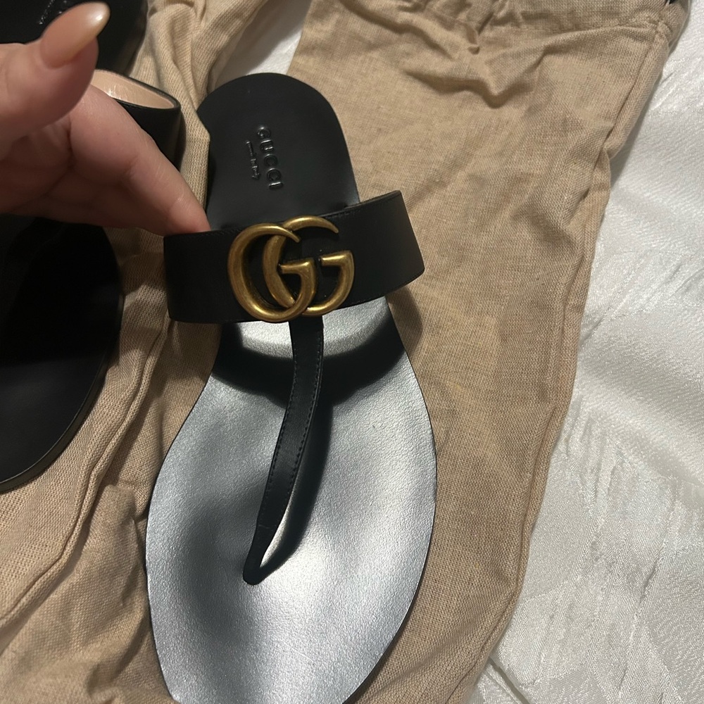 Gucci Women's Marmont Thong Sandals - Black Sandals Gold Hardware GOOD AS NEW - Picture 3 of 15